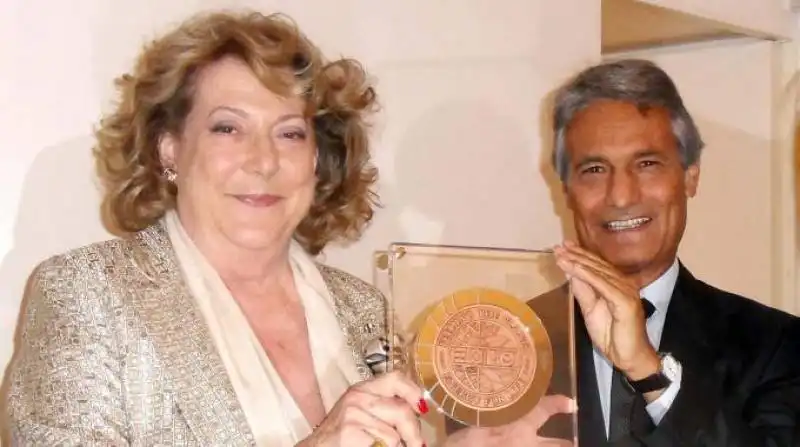 SANDRO SASSOLI E DIANA BRACCA CON LA MONETA DELL'EXPO