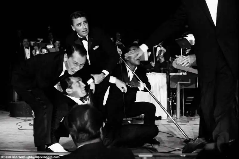 sinatra   lawford   dean martin e davis jr durante uno spettacolo nel 1960