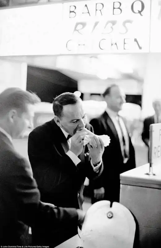 sinatra mangia un hot dog a miami   1965