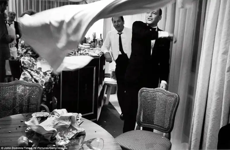 sinatra sparecchia in una suite di miami   1965