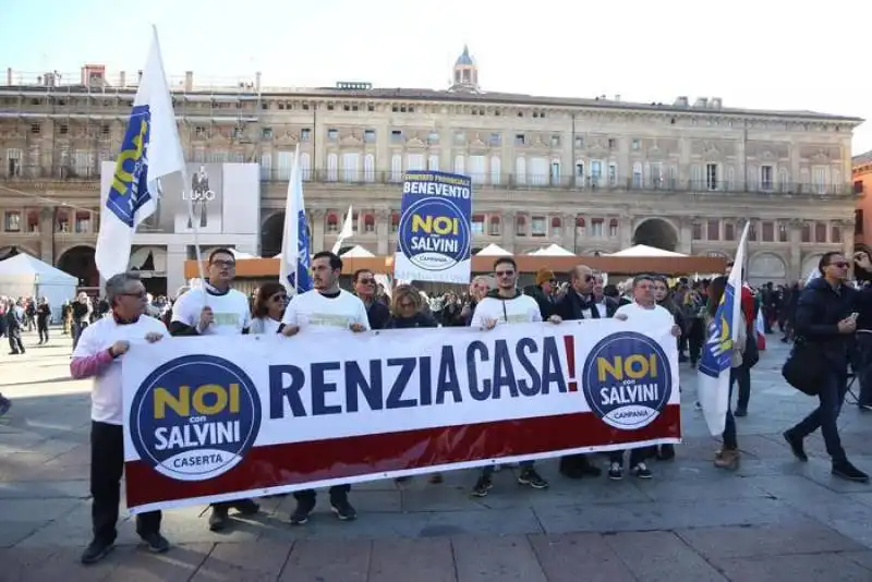 sostenitori di salvini in piazza 8