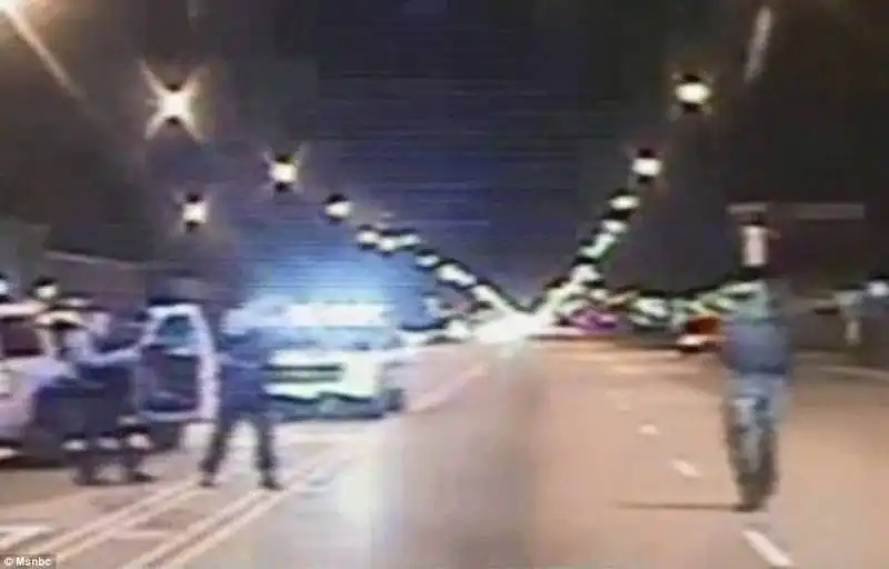 sulla destra laquan mcdonald si allontana dalla polizia con un piccolo coltello