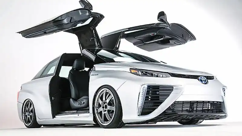 TOYOTA MIRAI RITORNO AL FUTURO 2