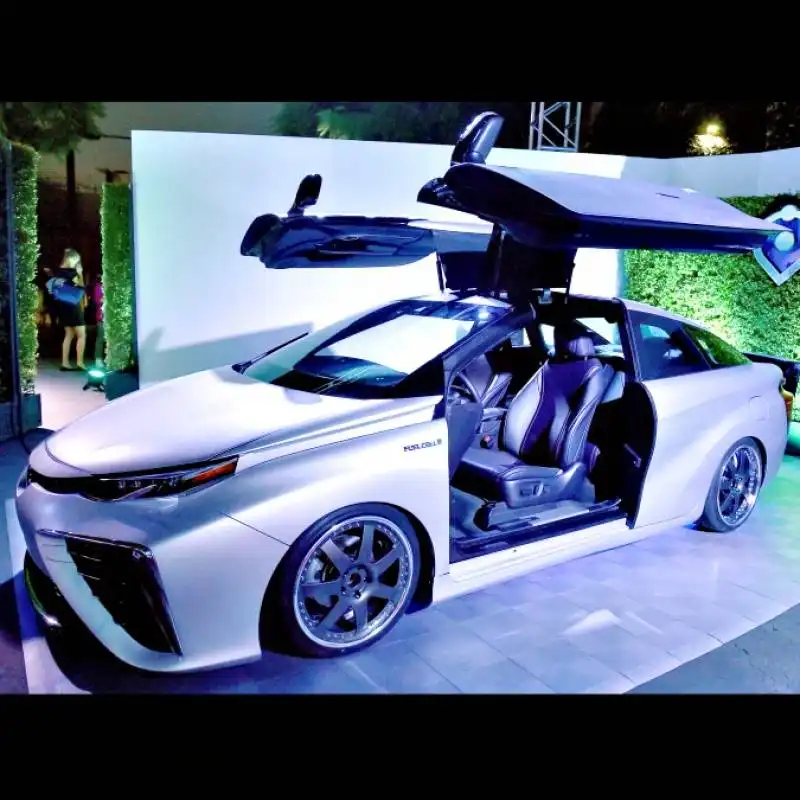 TOYOTA MIRAI RITORNO AL FUTURO