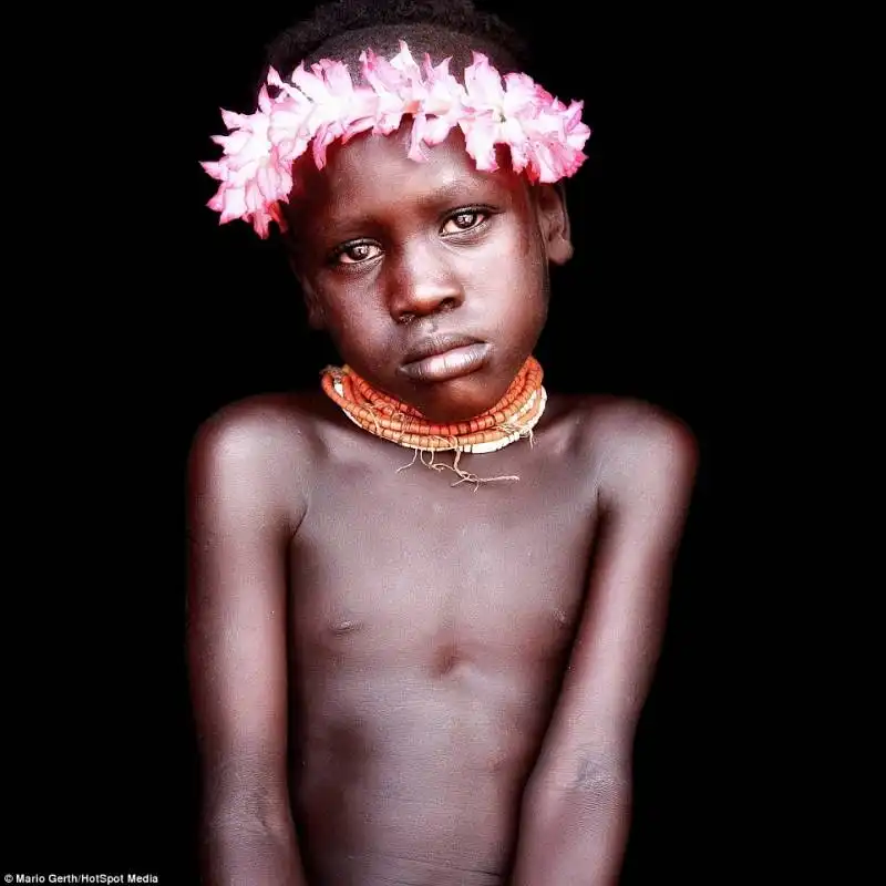 un bambino della tribu karo