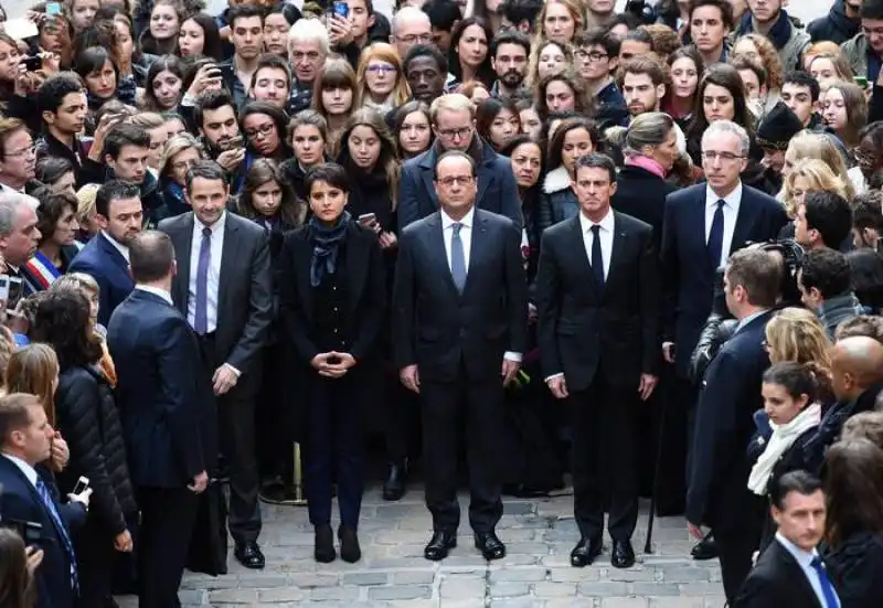 UN MINUTO DI SILENZIO DI HOLLANDE E VALLS ALLA SORBONA