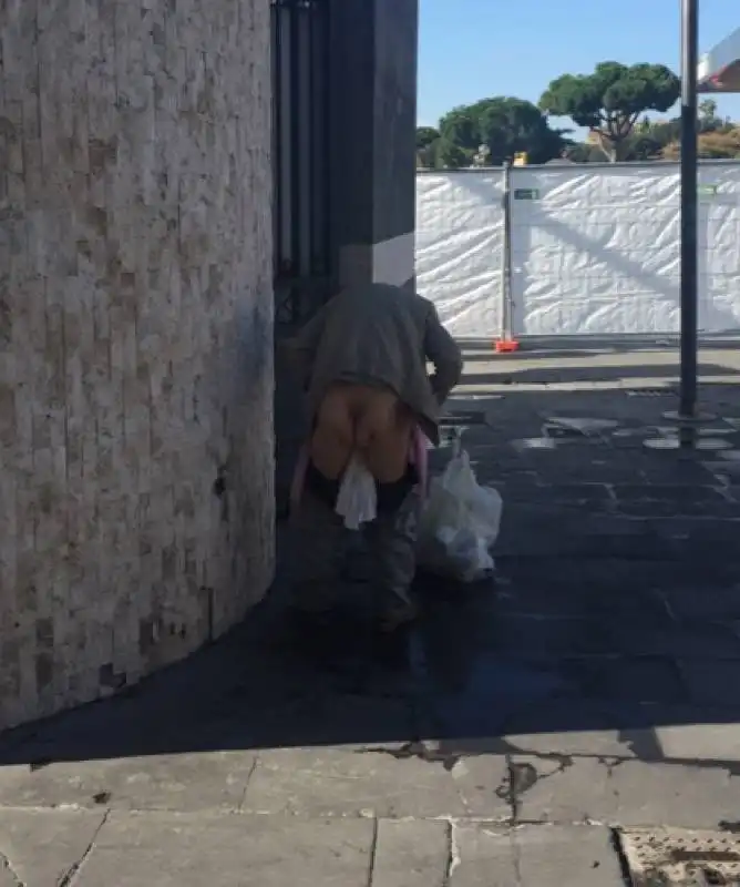 UN UOMO FA I SUOI BISOGNI DAVANTI ALLA STAZIONE TERMINI