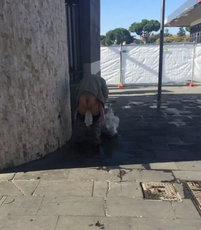 UN UOMO FA I SUOI BISOGNI DAVANTI ALLA STAZIONE TERMINI