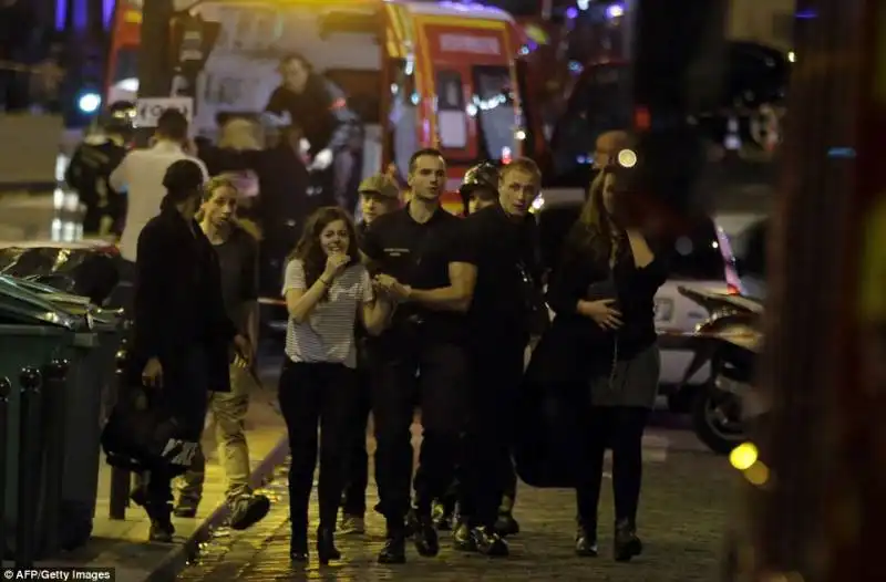 una donna viene evacuata dal bataclan