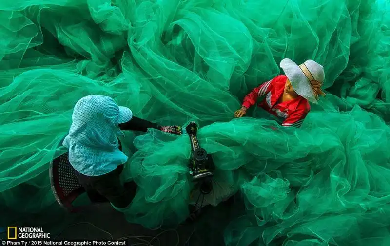 vietnam due donne in una fabbrica di reti da pesca