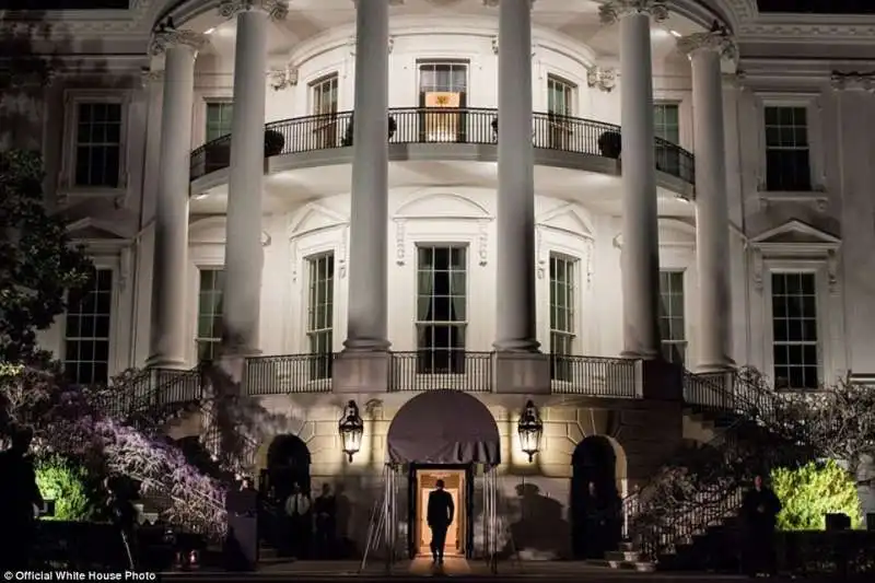 casa bianca di notte