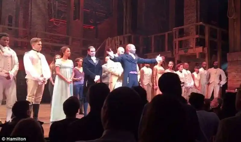 contestazione mike pence del cast di hamilton    