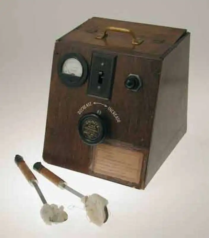 defibrillatore anni 40