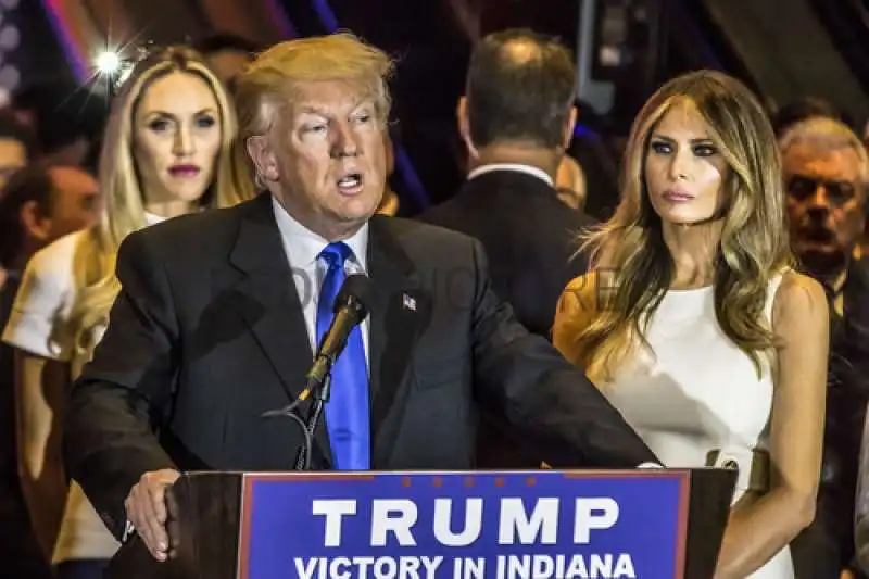 DONALD E MELANIA TRUMP   