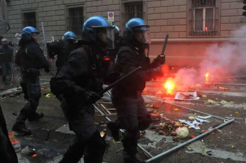 firenze   scontri al corteo per il no al referendum 2