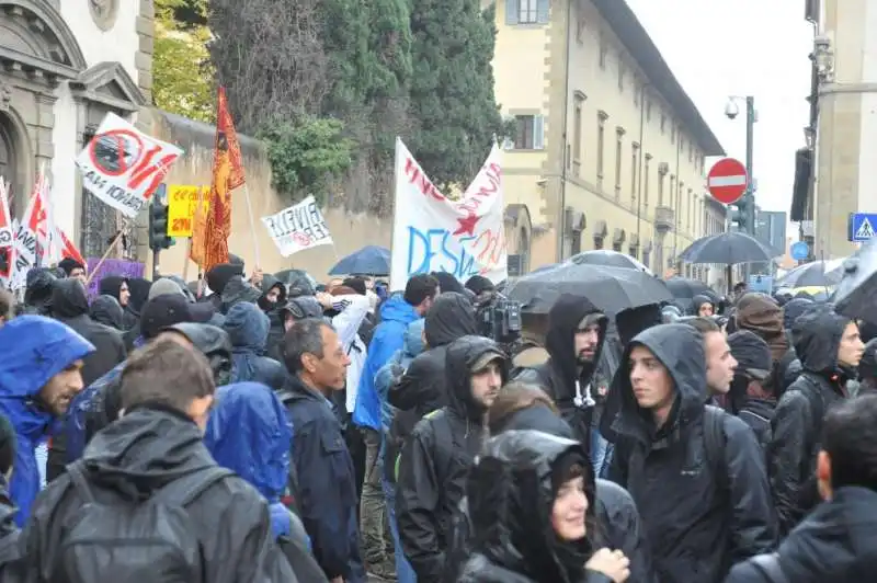 firenze   scontri al corteo per il no al referendum 9