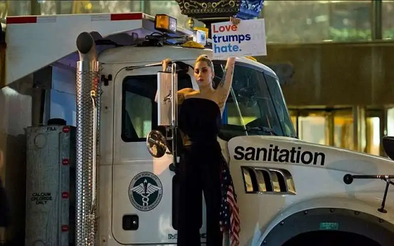 gaga sotto la trump tower