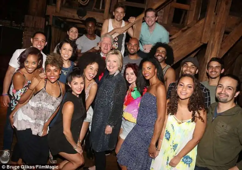 hillary clinton con il cast di hamilton