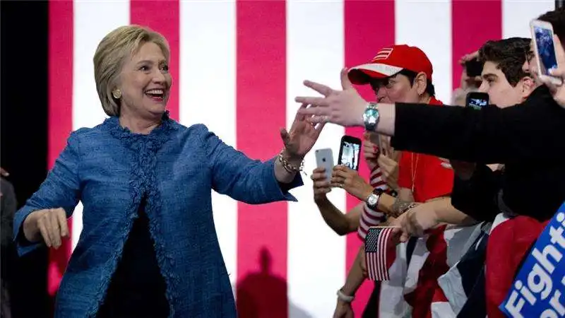 HILLARY CLINTON E I GIOVANI