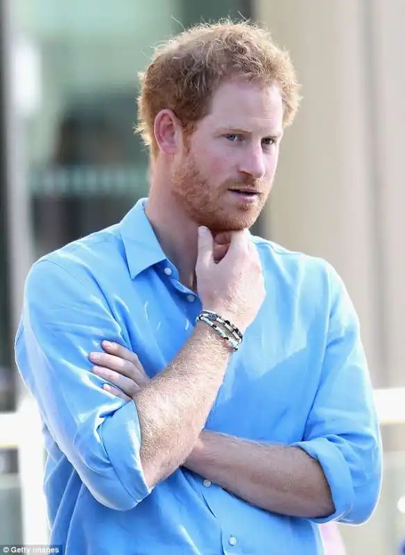 il principe harry con lo stesso braccialetto di meghan markle