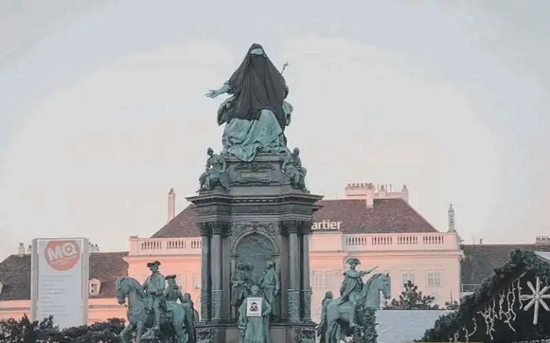 ISLAMIZZATA LA STATUA DI MARIA TERESA D AUSTRIA  