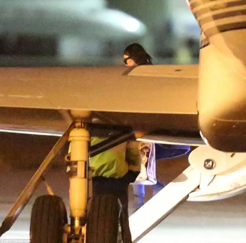 kim kardashian scende dal jet privato