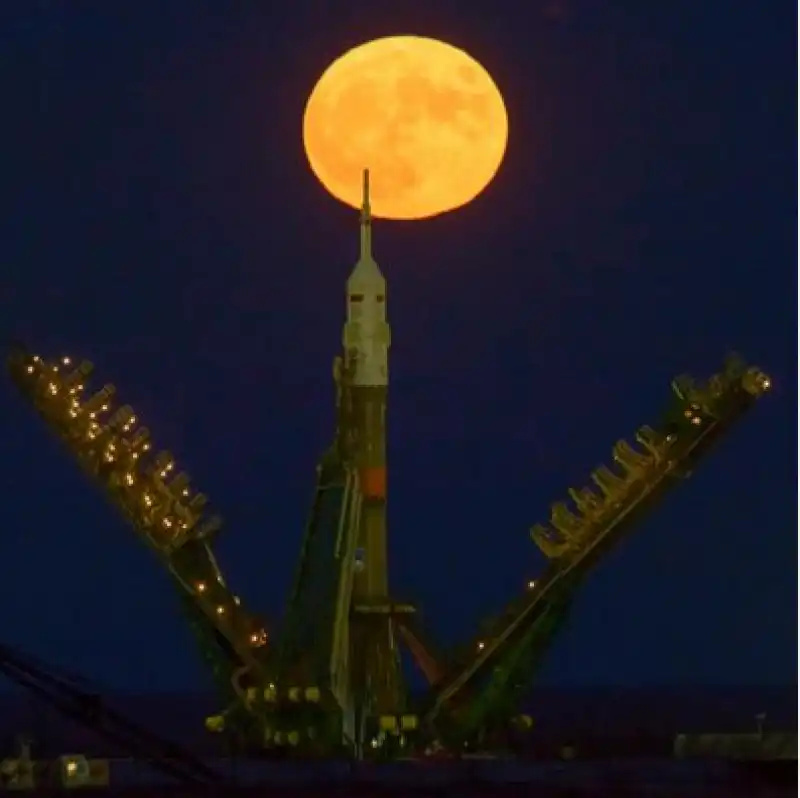 luna sopra il soyuz in kazakistan