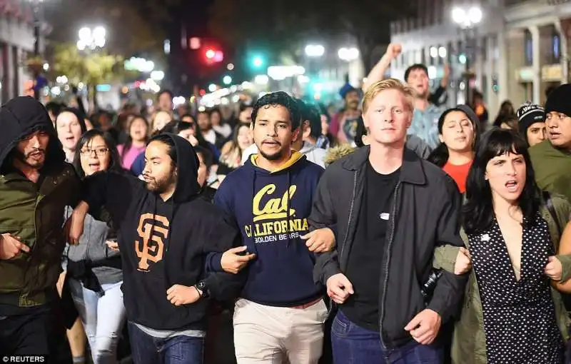 manifestanti a oakland