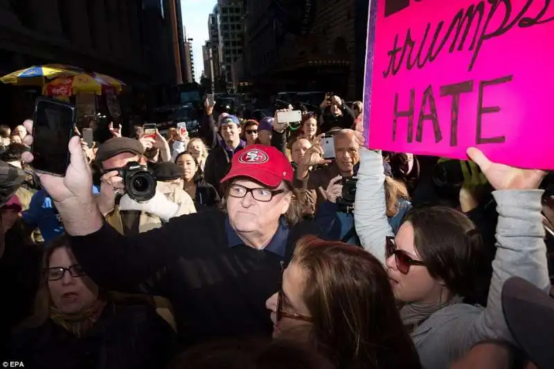 michael moore alla trump tower