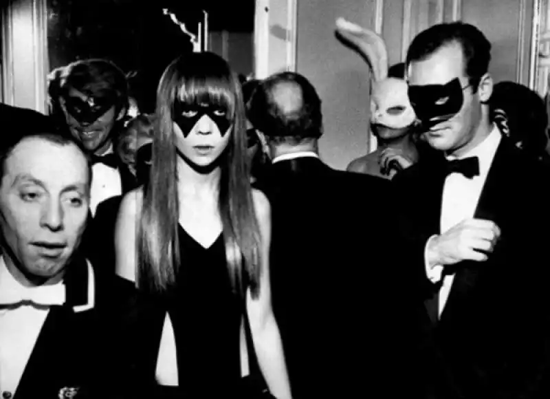 penelope tree black & white ball