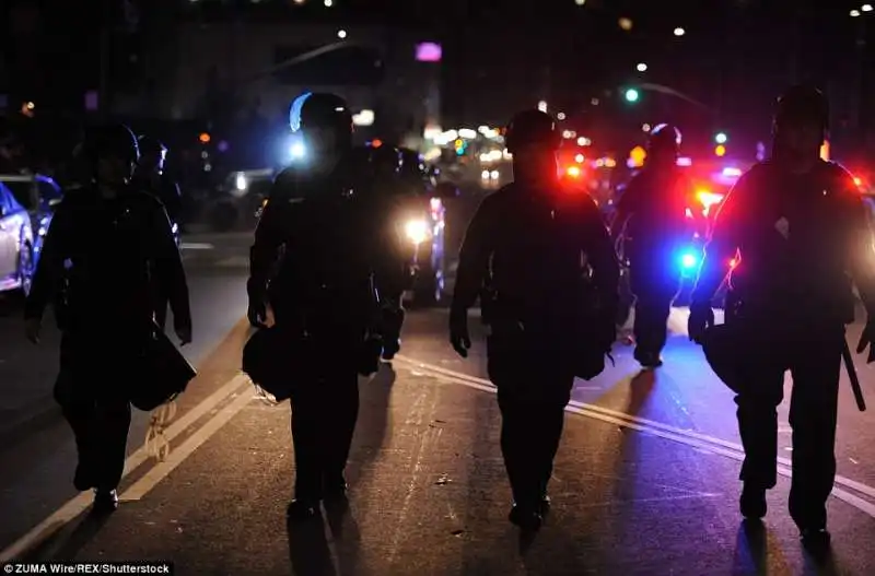 polizia per le strade di oakland