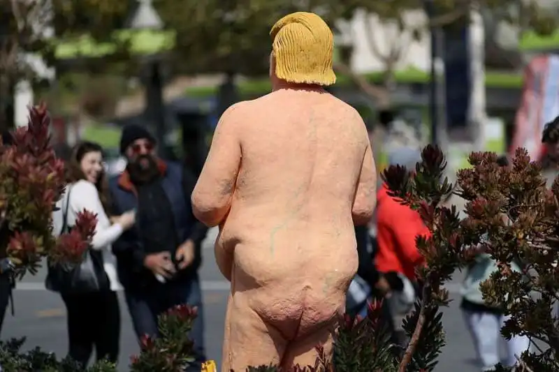 statue di trump sparse nelle citta americane