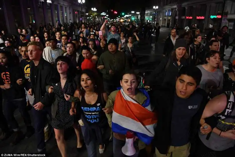 studenti californiani contro trump