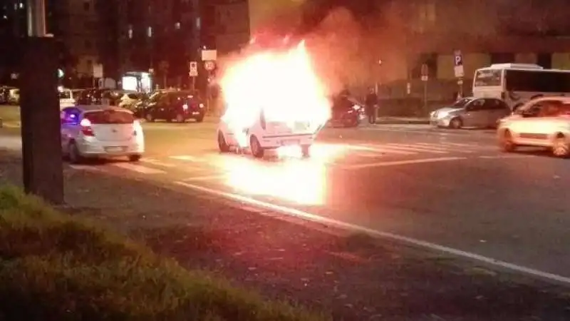 TAXI IN FIAMME NAPOLI