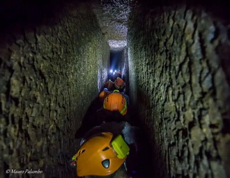 turisti speleologi napoli sotterranea