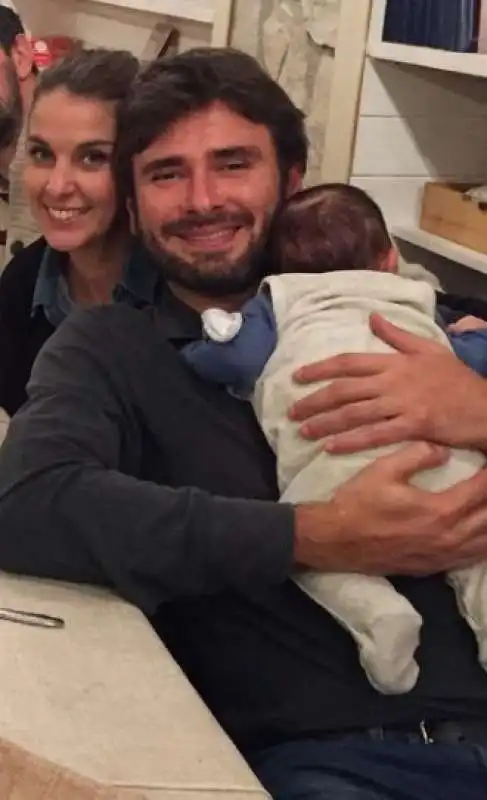 alessandro di battista con sahra e il figlio andrea 