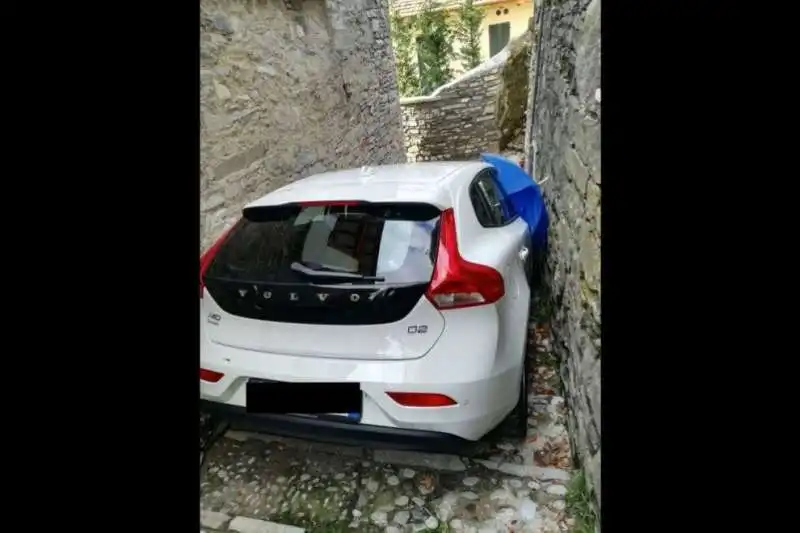 AUTO INCASTRATA A CARATE URIO 4