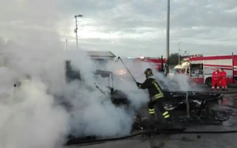 baracche in fiamme campo rom roma