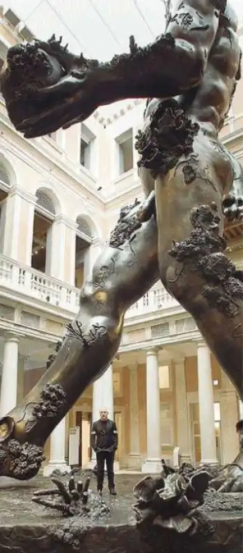 Damien Hirst a Palazzo Grassi ai piedi di Demon with bowl