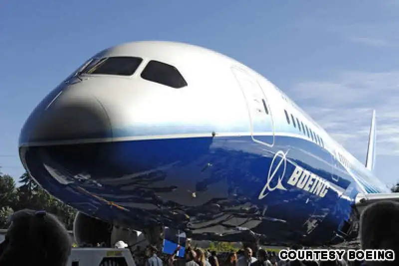 il boeing 787 dreamliner ha la fama di aver rivoluzionato il design per i voli commerciali e portato l'aeronautica commerciale nel 21 secolo