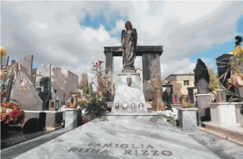 IL CIMITERO DI CORLEONE - LA TOMBA DELLA FAMIGLIA RIINA