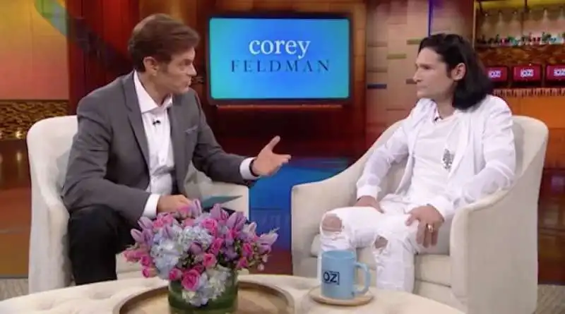 il dr oz  mostra a corey feldman la foto di uno dei pedofili