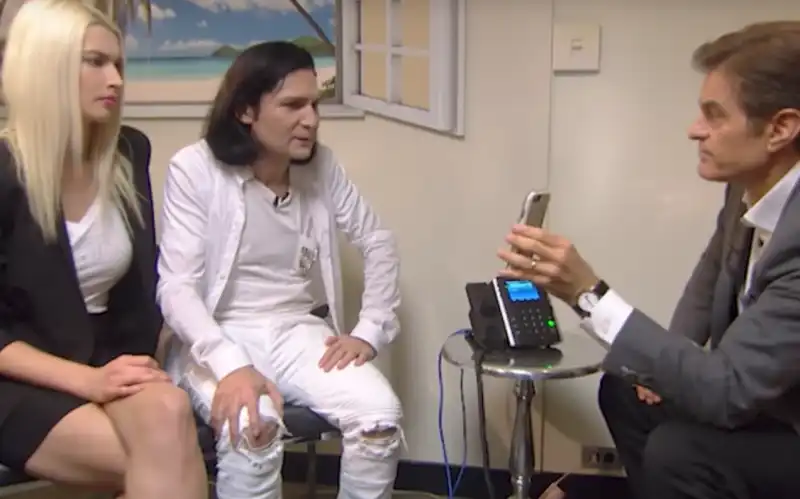 il dr oz mostra a corey feldman la foto di uno dei pedofili