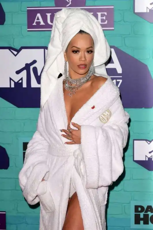 rita ora mtv ema in accappatoio