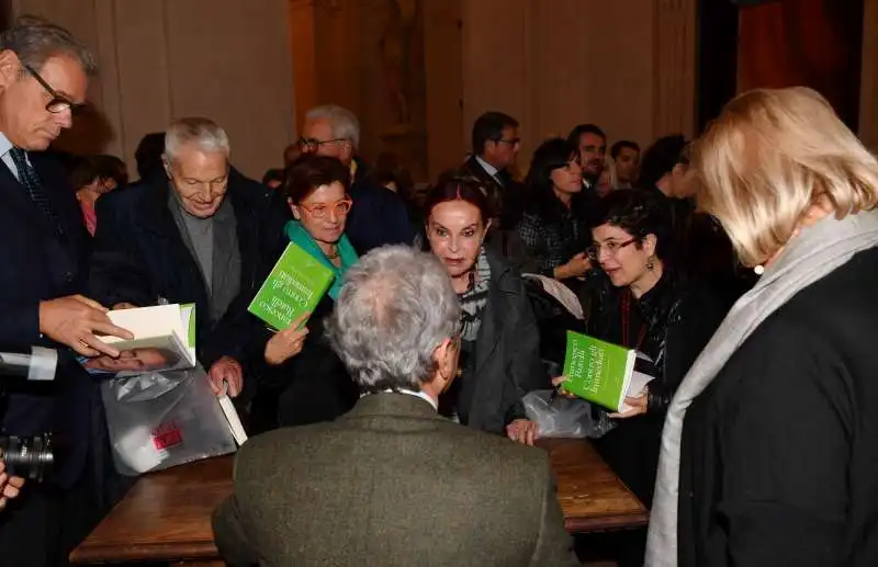 rutelli autografa il libro presentato (2)