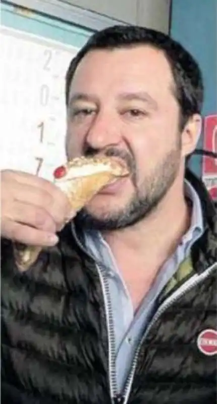 SALVINI MANGIA IL CANNOLO