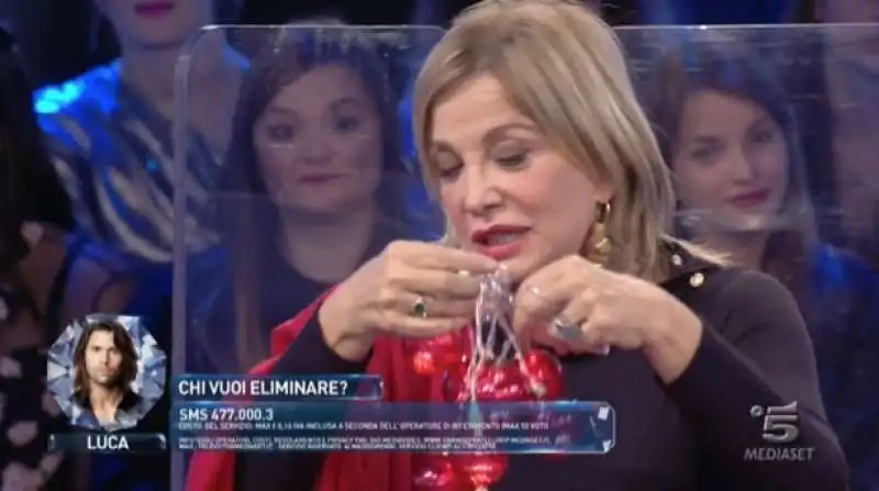 simona izzo con le lucette rosse