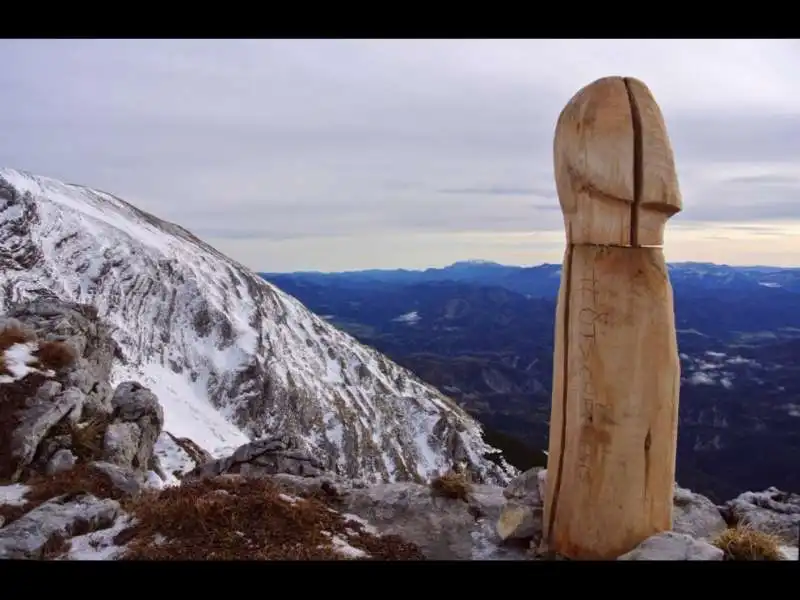 UN PENE  GIGANTE IN CIMA ALLE ALPI