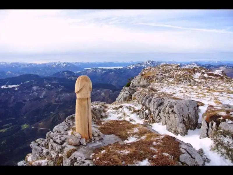 UN PENE GIGANTE IN CIMA ALLE ALPI