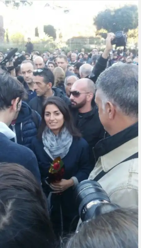 virginia raggi al corteo a ostia